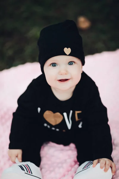 Petit enfant avec des yeux mignons couché sur une couverture rose sur le sol . — Photo