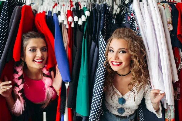 Chicas felices de moda divirtiéndose juntas, pasando tiempo en la tienda . — Foto de Stock