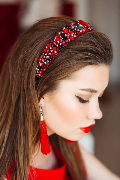 Boven weergave van brunette meisje dragen in glanzende rode hand band. — Stockfoto