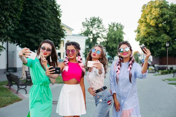 Glimlachend vrouwen poseren en overstag gaan Zelfportret op slimme telefoons. — Stockfoto