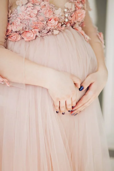 Close up de mulher grávida em pó vestido longo tocando estômago . — Fotografia de Stock