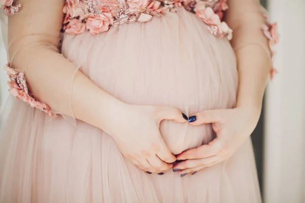 粉末の胃に触れるロングドレスの妊婦のクローズ アップ. — ストック写真