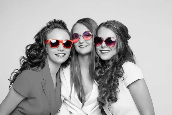 Krásné šťastné dámy v módní sluneční brýle a bundy. — Stock fotografie