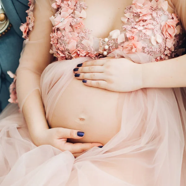 心で胃に手を取り合って美しい妊婦. — ストック写真