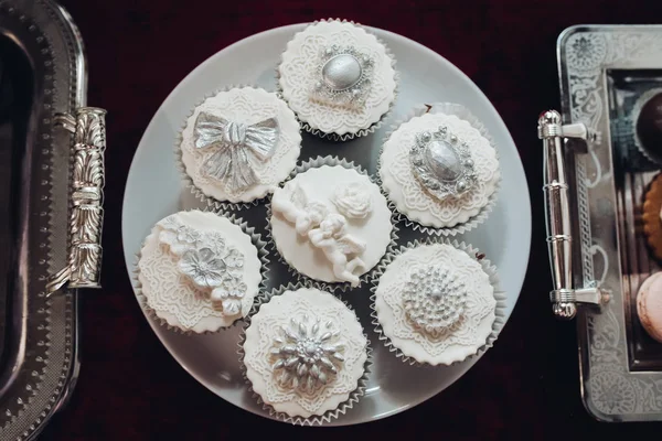 Hermosos pasteles deliciosos, de color blanco. Dulces brillantes, dulces . —  Fotos de Stock