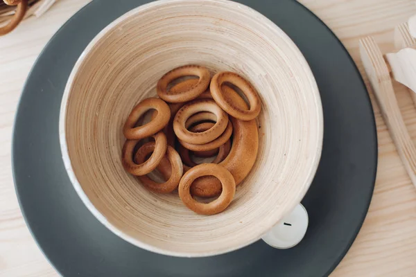 Bagels dans une assiette sur la table. Délicieux et appétissant dans une assiette légère . — Photo