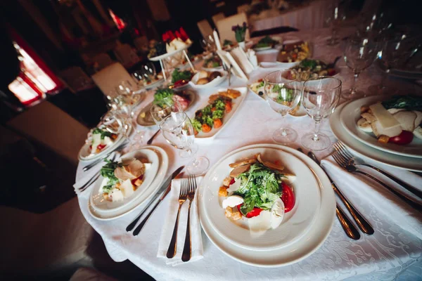 Caesarsallad på en vit platta, ser trevlig och välsmakande. ljusa. — Stockfoto
