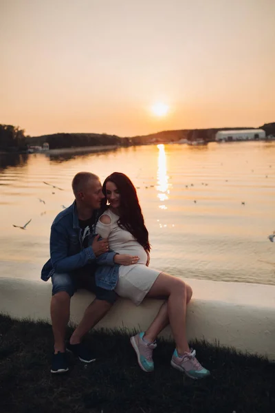 Mujer morena y hombre rubio mirando a los pájaros y relajante . —  Fotos de Stock