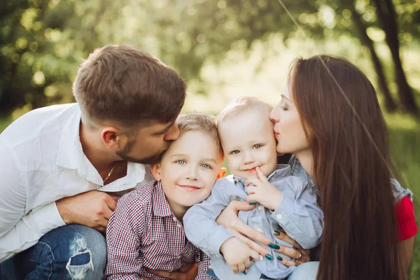 Portrét mladé šťastná rodina líbat jeho malý syn. — Stock fotografie