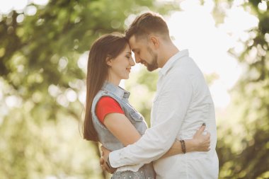 Gülümseyen ve Bahçe yüz yüze kucaklayan aşk, Romantik Çift.