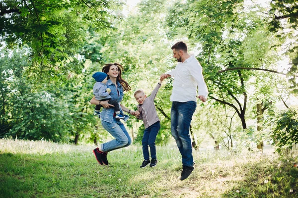 Ενεργά και θετικά οικογενειακή διασκέδαση και το άλμα στο πάρκο μαζί. — Φωτογραφία Αρχείου
