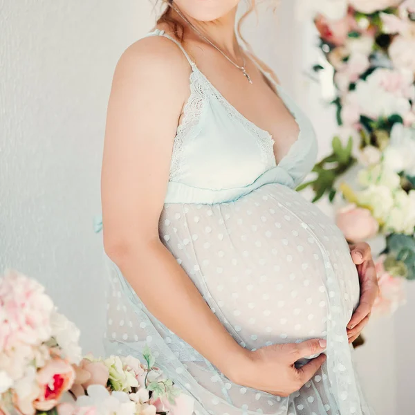 Senzualitate gravidă în rochie de lenjerie îmbrățișând stomacul și zâmbind . — Fotografie, imagine de stoc