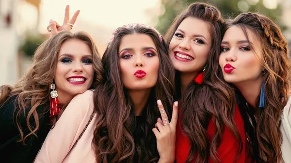 Group of gorgeous girlfriends smiling and gesturing at camera. — Stock Photo, Image