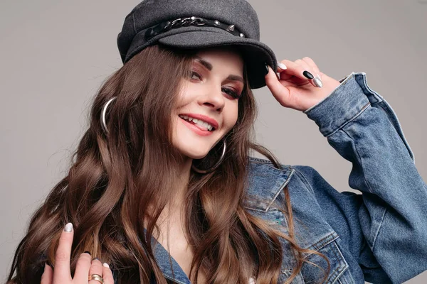 Fashionabla brunett flicka i snygg hatt och denim jacka. — Stockfoto