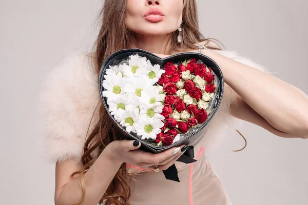 아름 다운 꽃의 상자를 사용 하 여 인식할 수 없는 백인 모델. — 스톡 사진