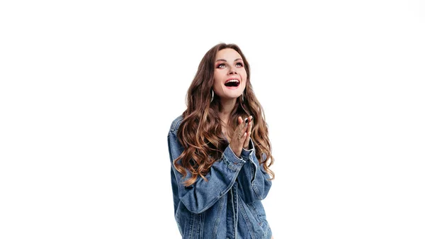 Glad ung kvinna klappar och skratta i studio — Stockfoto