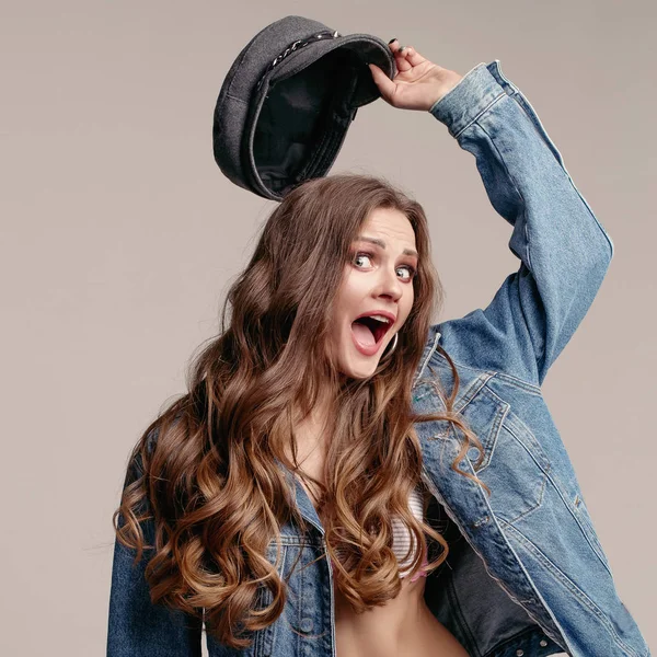 속옷, 데님 재킷과 kepi 스튜디오에서 웃 고 있는 모델 — 스톡 사진