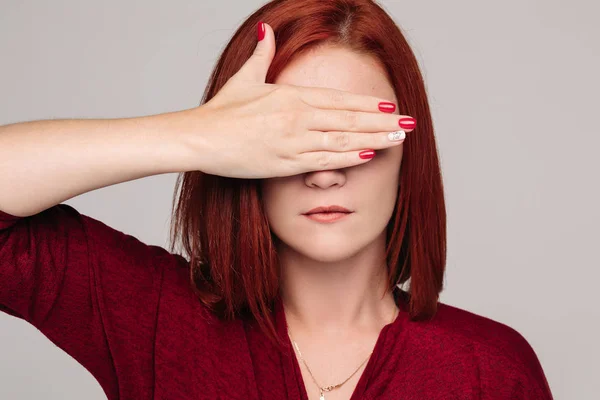 Clouse up de mujer de pelo rojo bonito en la blusa bordo con dolor de cabeza . —  Fotos de Stock