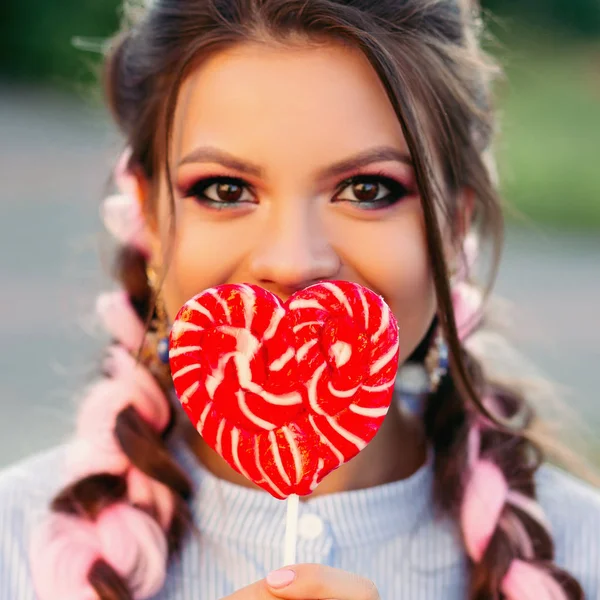 Dziewczyna z Lizak. Kobieta uroda Glamour Model modne włosy przytrzymanie różowy słodki lizak kolorowe cukierki — Zdjęcie stockowe