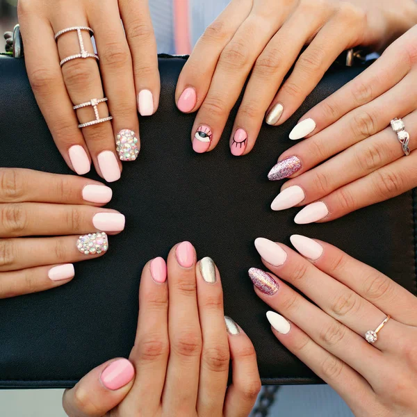 Verschillende modieuze en trendy manicure met design op meisje s handen. — Stockfoto
