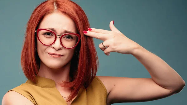 Solated shot van het hoofd van een jonge vrouw — Stockfoto