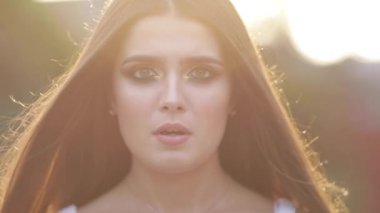 Gözleri iri ve açık ağız şok genç kadınla