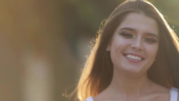 Bella bruna sorridente con trucco alla luce del sole . — Video Stock