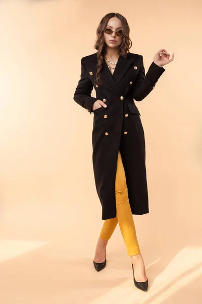 Потрясающая модная женщина в пальто, как платье и высокие каблуки . — стоковое фото