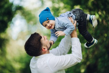 Yakışıklı baba erkek bebek yaz park karşı atma.