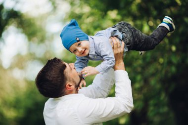 Yakışıklı baba erkek bebek yaz park karşı atma.
