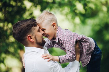 Yakışıklı baba erkek bebek yaz park karşı atma.