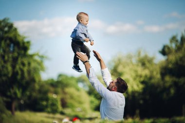 Yakışıklı baba erkek bebek yaz park karşı atma.