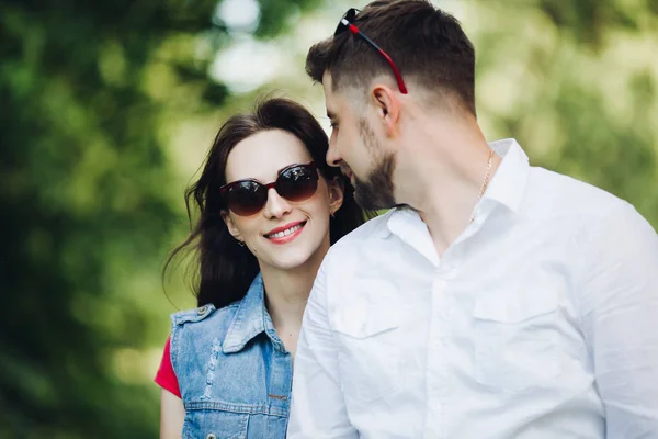 Ritratto di giovane coppia felice innamorata, sorridente e abbracciata in giardino . — Foto Stock