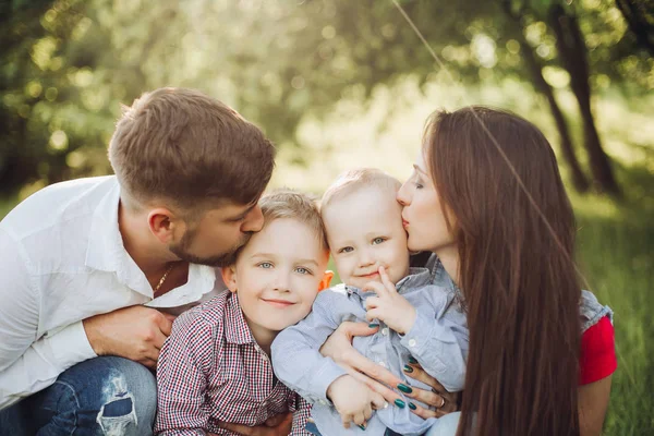 Portrét mladé šťastná rodina líbat jeho malý syn. — Stock fotografie