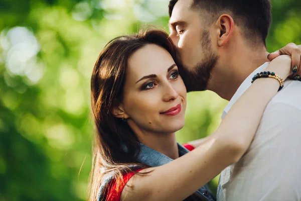 Romantiska par i kärlek, leende och omfamna i trädgården ansikte mot ansikte. — Stockfoto