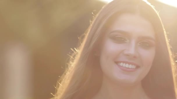 Brunette model met goede make-up staande in stralen van de zon. — Stockvideo