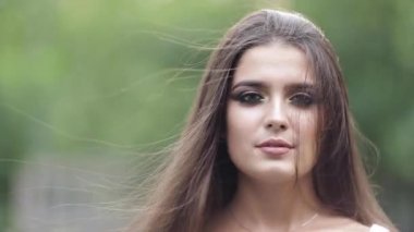 Güneş ışığı altında makyajlı çok gülümseyen esmer.