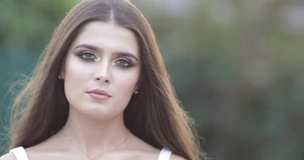 Vrij lachende brunette met make-up in het zonlicht. — Stockvideo