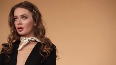 Profesyonel genç model izole arka planda poz