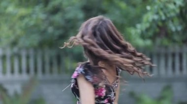Çiçek elbise gülüyor ve etrafında twirling çocukça kız