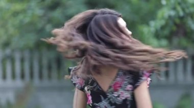Çiçek elbise gülüyor ve etrafında twirling çocukça kız