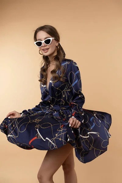 Cultivo de niña feliz en vestido azul oscuro con patrón . —  Fotos de Stock