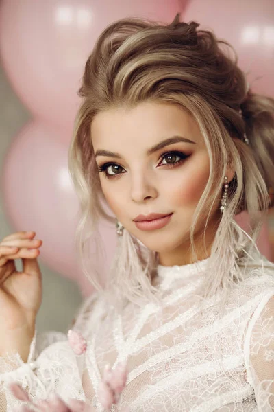 Wunderschöne blonde Mädchen mit rosa Luftballons. — Stockfoto