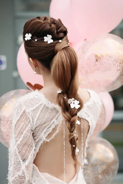 Magro morena deslumbrante com flores em seu cabelo e vestido branco . — Fotografia de Stock