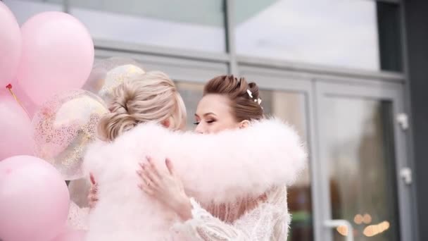 Krásné dámy v růžovém a bílém oblečení připravené na párty. — Stock video