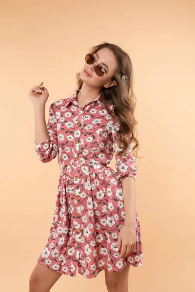 Chica dulce y encantadora en bonito vestido de verano con bolso y gafas de sol . —  Fotos de Stock