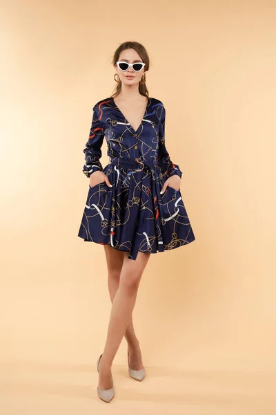 パターンとダークブルーのドレスで若いかわいい女性の作物. — ストック写真