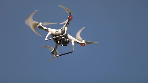 Vista desde la parte inferior del moderno quadcopter volando en el cielo — Vídeos de Stock