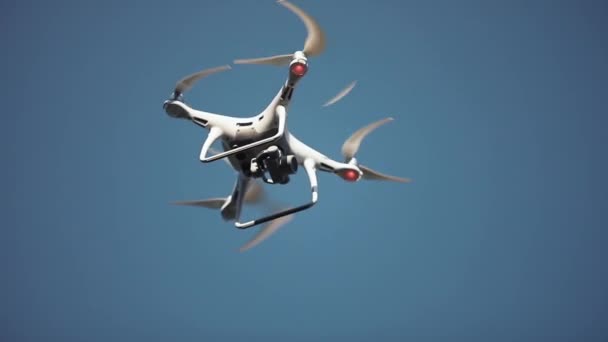 Utsikt från botten av modern quadcopter flyger i Sky — Stockvideo