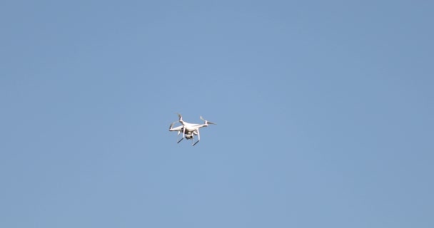 Vue du bas du quadcopter moderne volant dans le ciel — Video